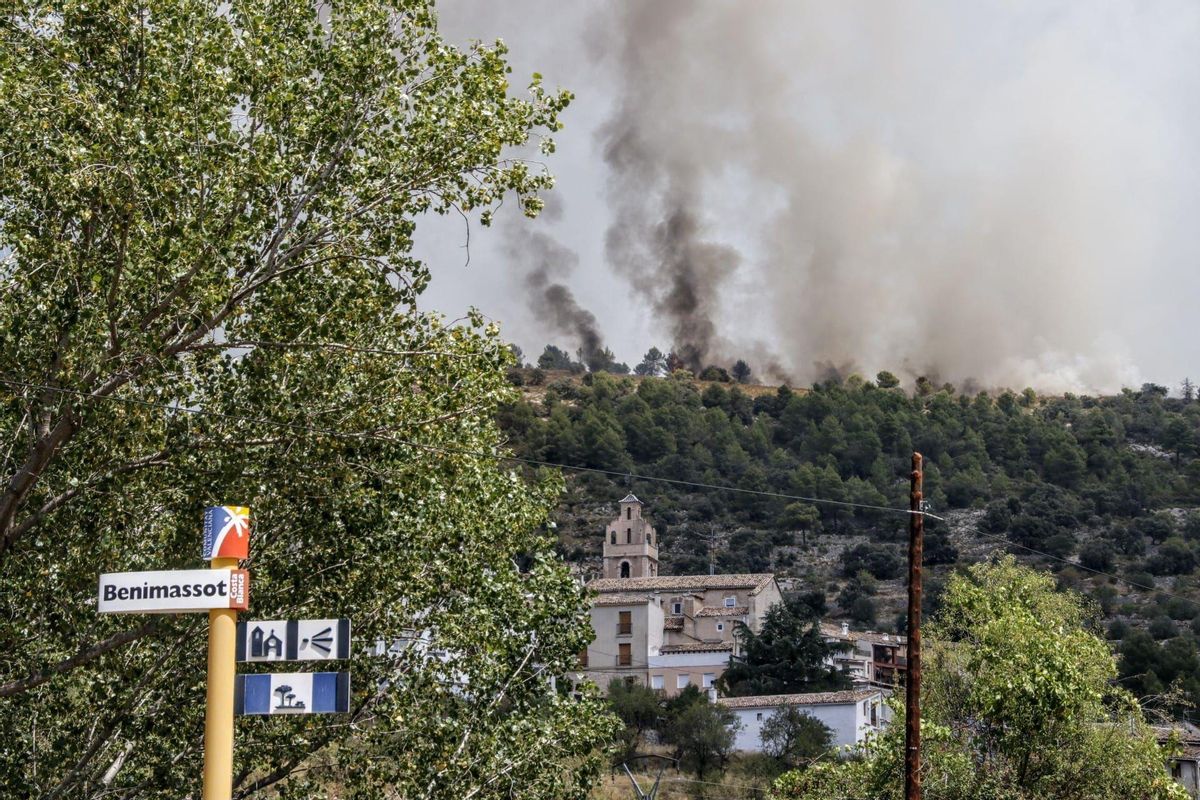 El fuego devora ya más de 11.000 hectáreas en Alicante y provoca un nuevo desalojo El fuego devora ya más de 11.000 hectáreas en Alicante y provoca un nuevo desalojo