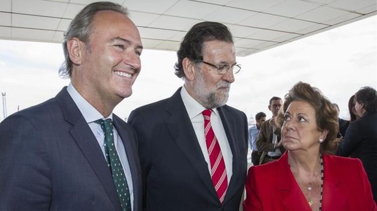 Mariano Rajoy entre Alberto Fabra y Rita Barberá, en un acto en Valencia. Mariano Rajoy entre Alberto Fabra y Rita Barberá, en un acto en Valencia.