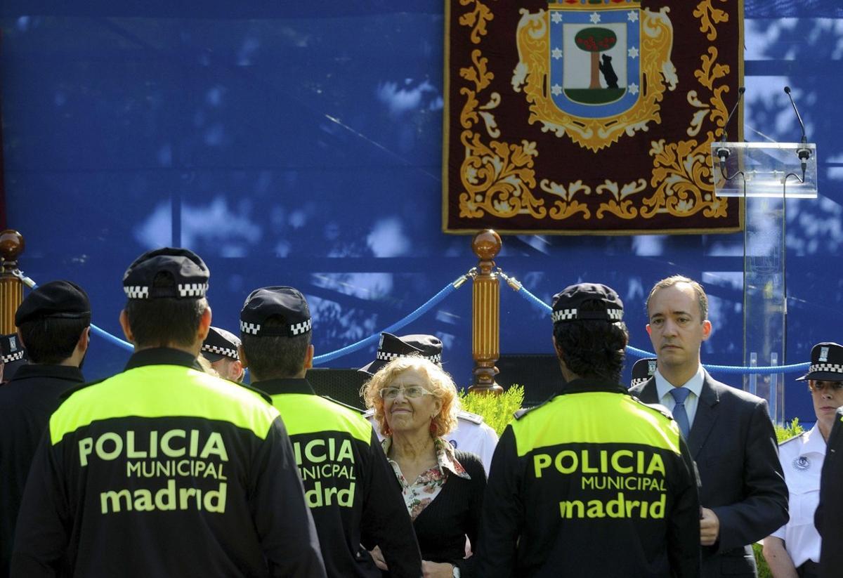 La exalcaldesa de Madrid Manuela Carmena junto a policías municipales.