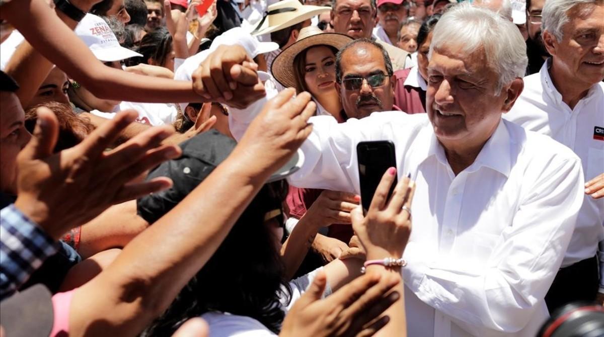 Andrés Manuel López Obrador saluda a simpatizantes  en la ciudad de Zitacuaro, en el estado mexicano de Michoacán. 