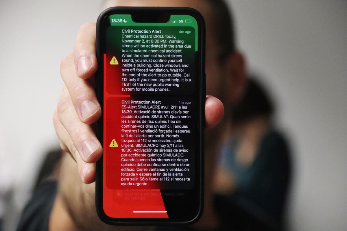 Mensajes de alerta recibidos en un móvil durante un simulacro de accidente químico. Mensajes de alerta recibidos en un móvil durante un simulacro de accidente químico.