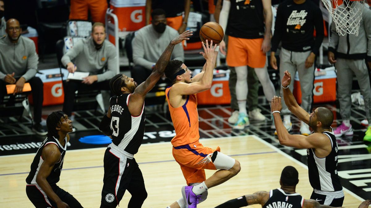 Booker lanza a canasta en el tercer partido de la final del Oeste Booker lanza a canasta en el tercer partido de la final del Oeste