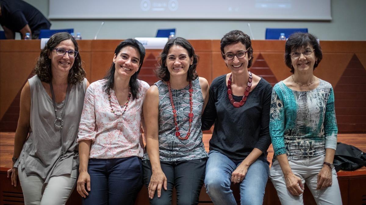 De izquierda a derecha, Teresa Puig, Silvia Valenzuela, Marta Mas, Neus Sabaté y Carme Torras.