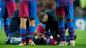 Kun, tras sufrir su problema físico en el Camp Nou durante el Barça-Alavés.