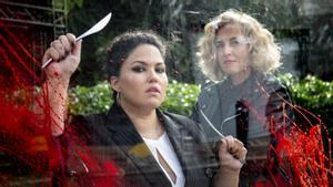 La protagonista de la película ’Cerdita’, la actriz Laura Galán, sostiene unos cuchillos entre la sangre del cartel de la película bajo la mirada de la directora, Carlota Pereda