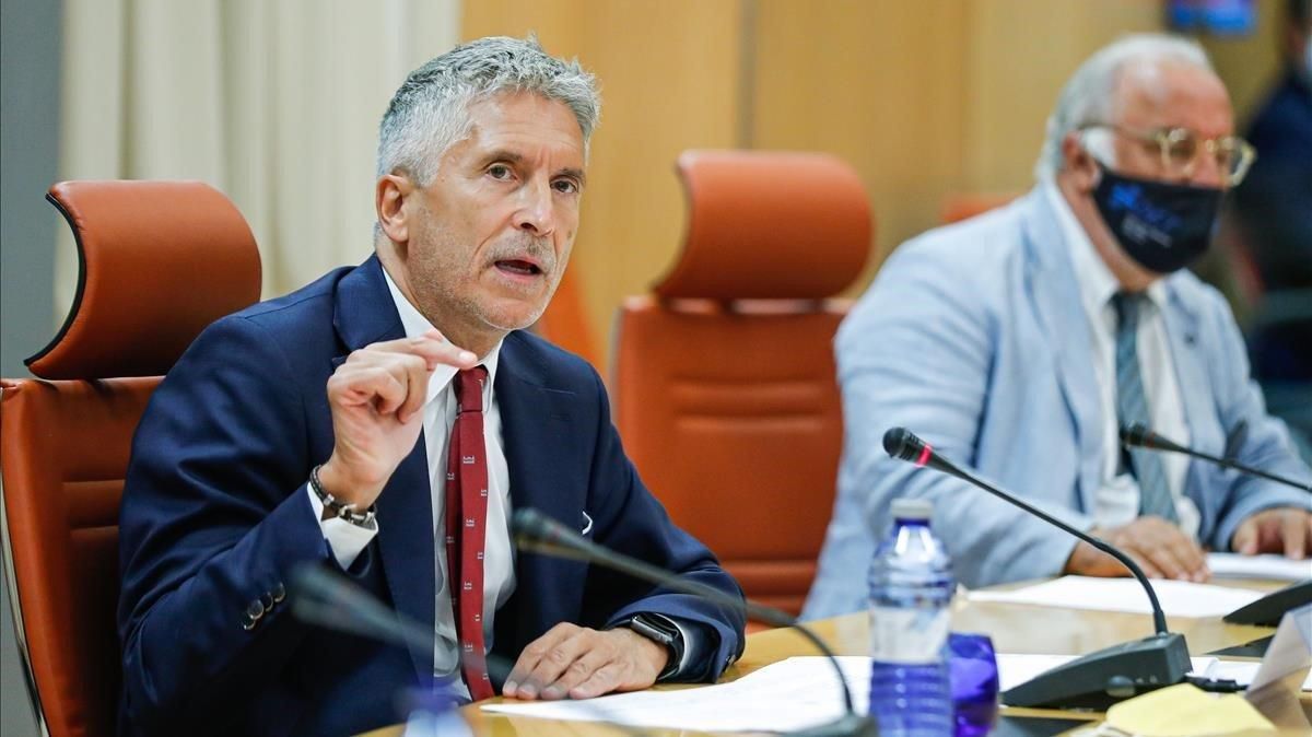 El ministro del Interior Fernando Grande-Marlaska, a la izquierda, y el director general de Tráfico, Pere Navarro, durante la presentacion este jueves del balance de siniestralidad vial del verano. El ministro del Interior Fernando Grande-Marlaska, a la izquierda, y el director general de Tráfico, Pere Navarro, durante la presentacion este jueves del balance de siniestralidad vial del verano.
