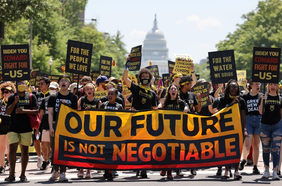 Cientos de personas se manifiestan contra la crisis climática en Washington.