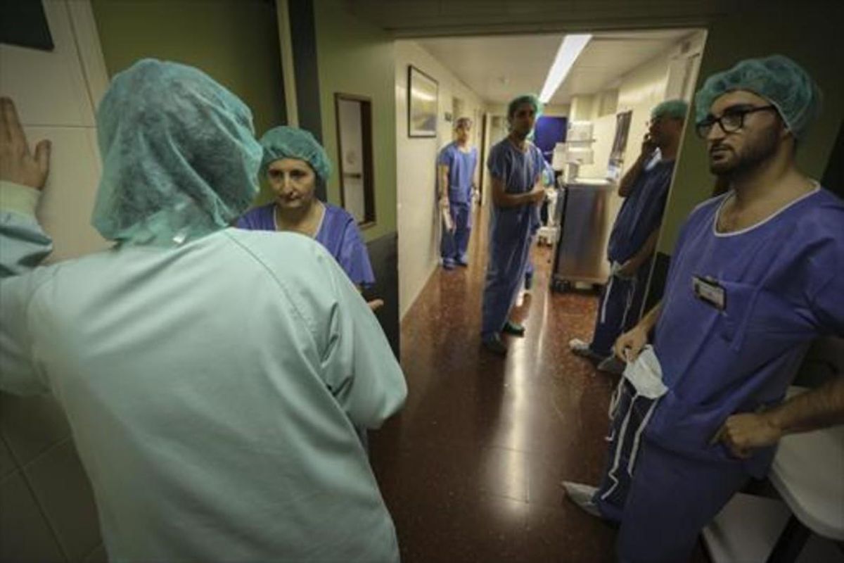 Sanitarios en un descanso en la zona de quirófanos del Hospital Clínic. Sanitarios en un descanso en la zona de quirófanos del Hospital Clínic.
