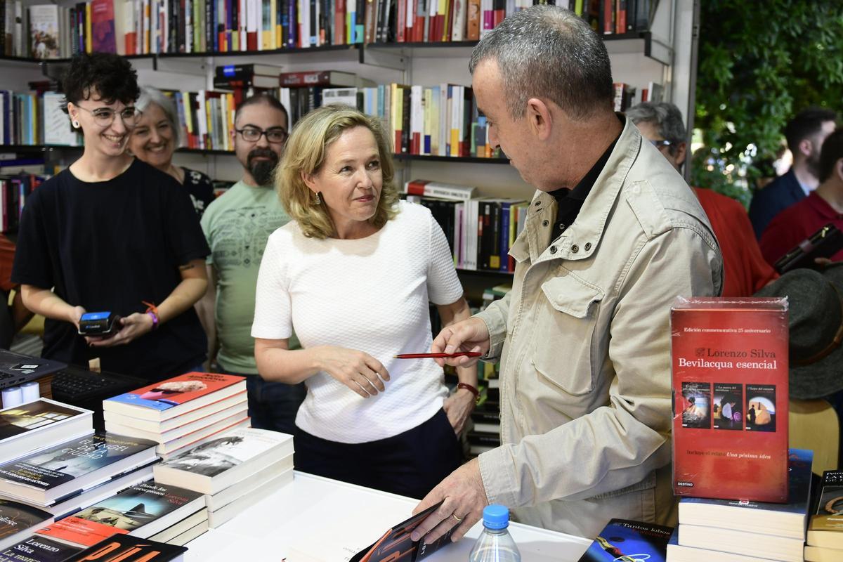 La vicepresidenta primera del Gobierno y Ministra de Economía, Nadia Calviño, este sábado en la Feria del Libro de Madrid. La vicepresidenta primera del Gobierno y Ministra de Economía, Nadia Calviño, este sábado en la Feria del Libro de Madrid.