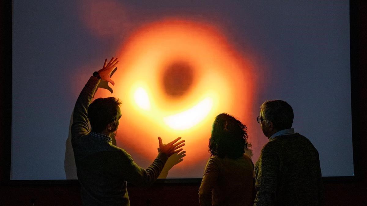 Investigadores observan entusiasmados la primera imagen de un agujero negro
