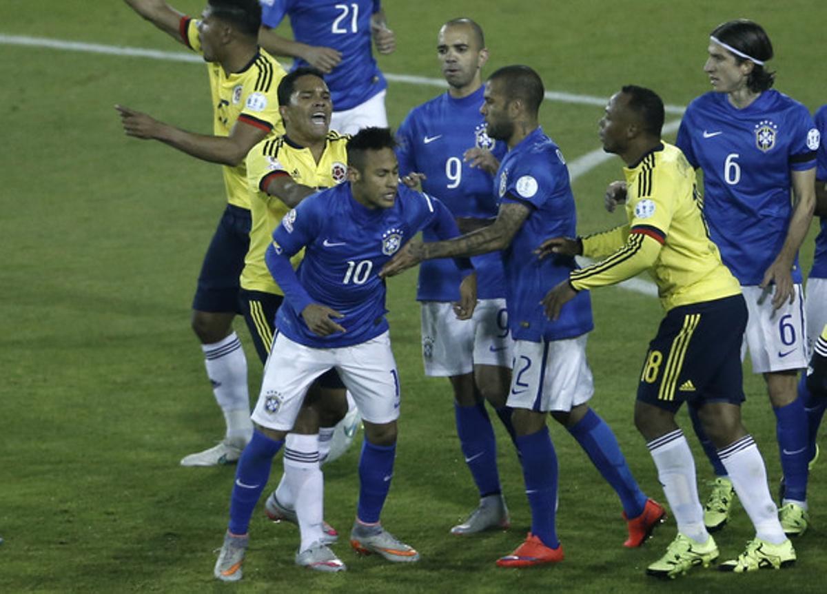  Carlos Bacca, segundo por la izquierda, empuja a Neymar, al final del partido entre Colombia y Brasil.
