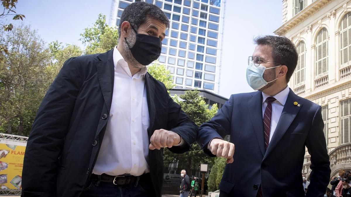 Pere Aragonès y Jordi Sànchez escenifican el acuerdo para formar gobierno en Catalunya. Pere Aragonès y Jordi Sànchez escenifican el acuerdo para formar gobierno en Catalunya.