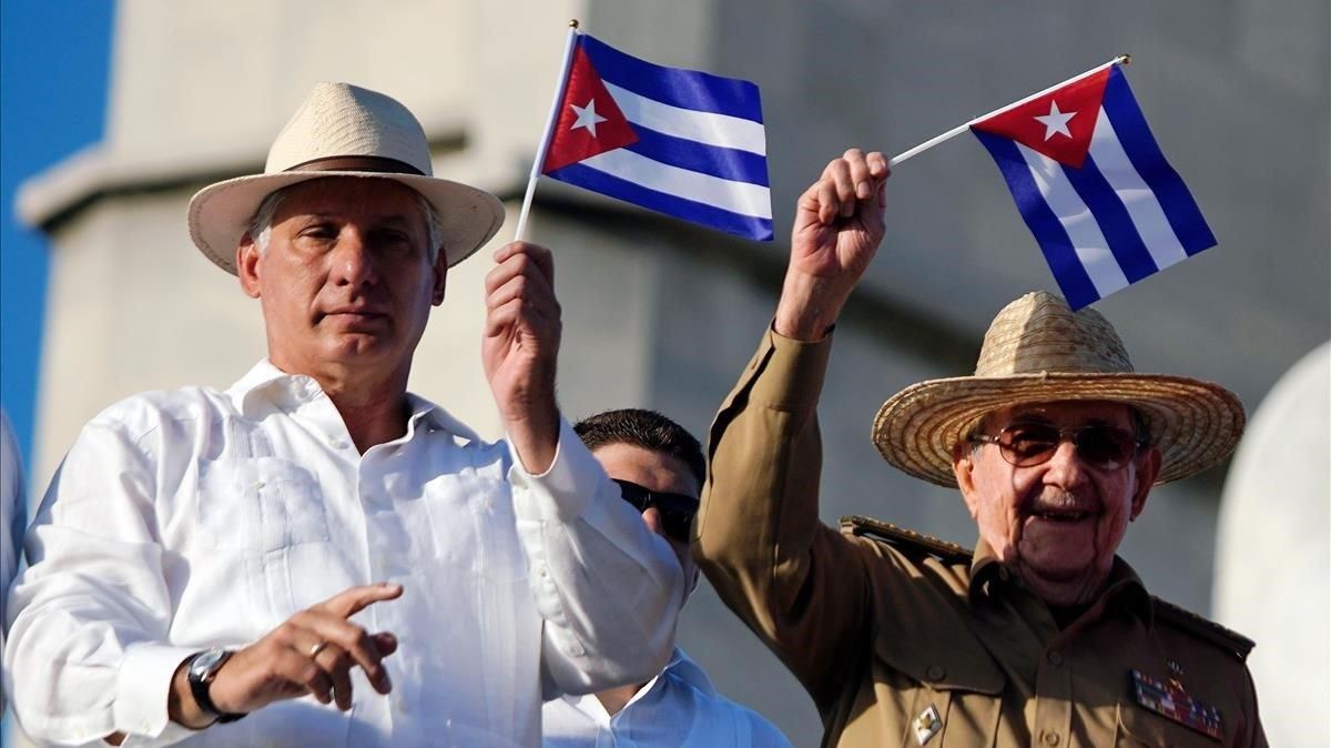 El actual presidente de Cuba, Miguel Diaz-Canel (izq), junto al primer secretario del Partido Comunista, Raúl Castro, en la celebración del Primero de Mayo en La Habana. El actual presidente de Cuba, Miguel Diaz-Canel (izq), junto al primer secretario del Partido Comunista, Raúl Castro, en la celebración del Primero de Mayo en La Habana.