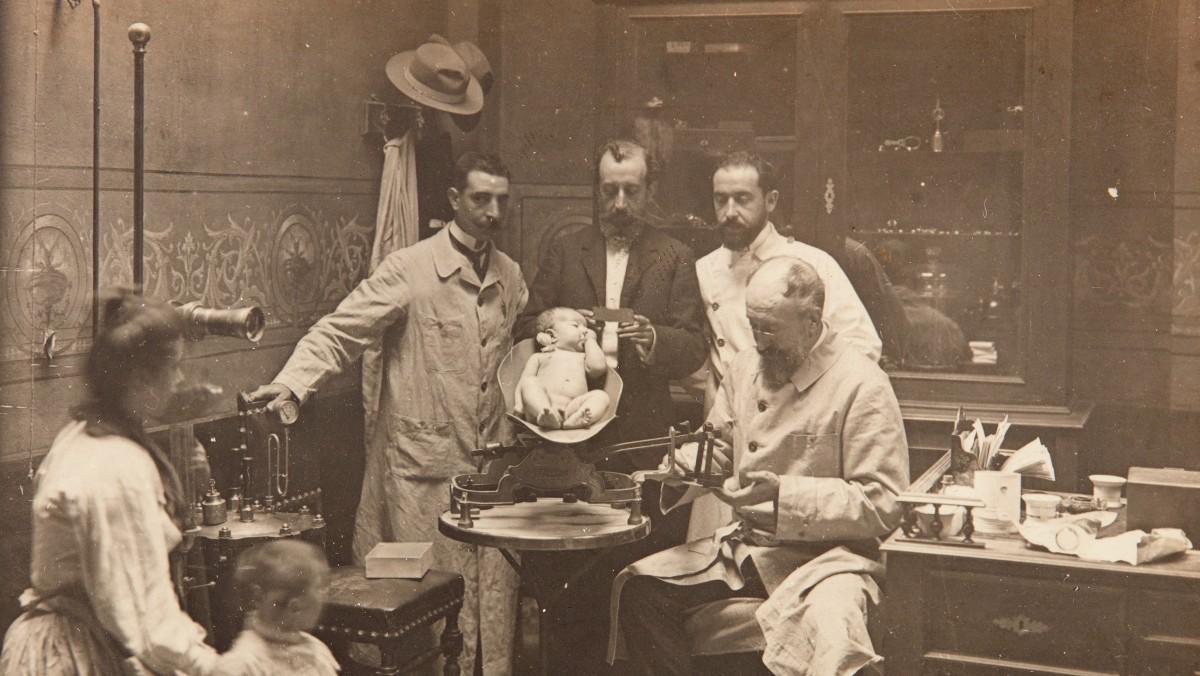 El doctor Macaya, asistiendo a una paciente en la Casa de la Lactancia, en 1903. 