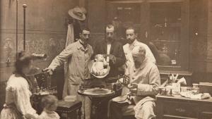 El doctor Macaya, asistiendo a una paciente en la Casa de la Lactancia, en 1903. 