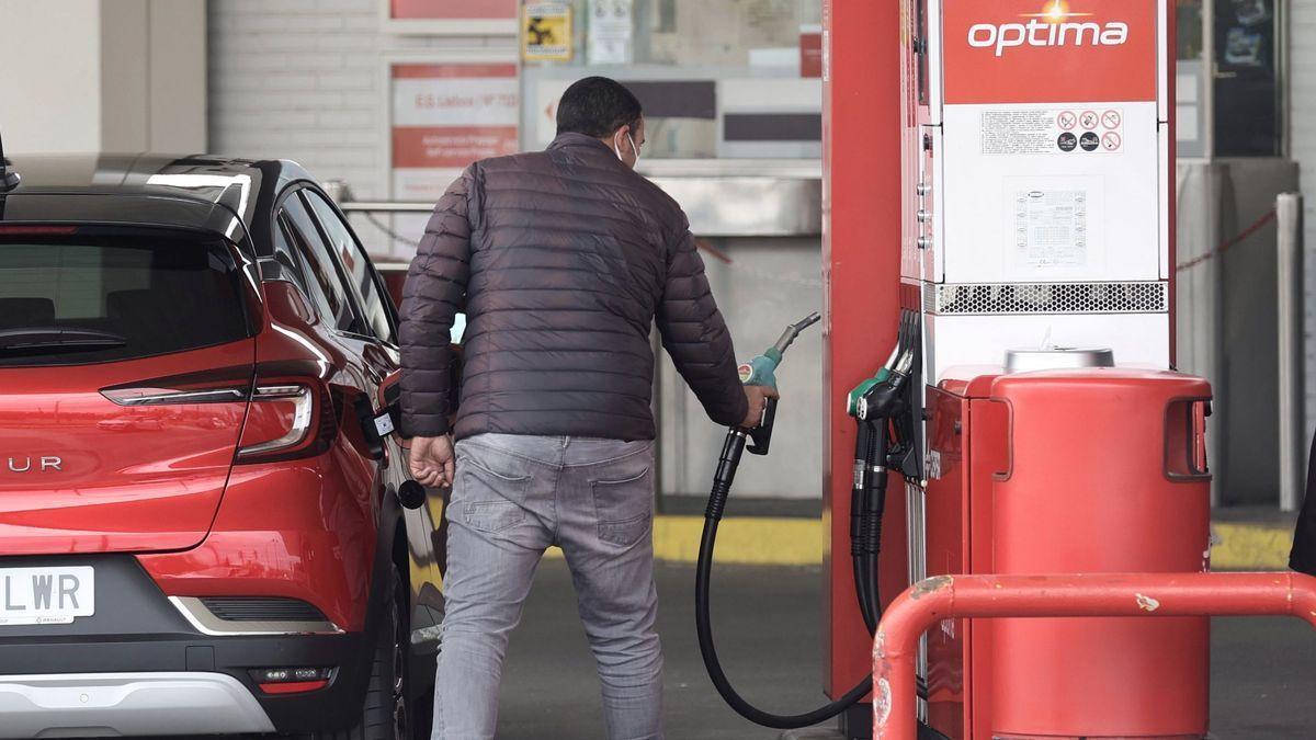 ‘Efecte dilluns’ per posar gasolina més barata: ¿mite o realitat?