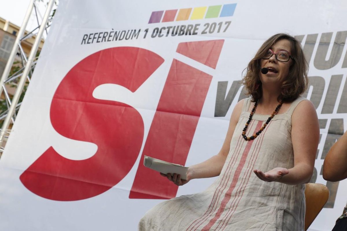 La concejala de la CUP, Eulàlia Reguant, pide aplicar la Ley de Transitoriedad y controlar sectores estratégicos como los Mossos o la energía. La concejala de la CUP, Eulàlia Reguant, pide aplicar la Ley de Transitoriedad y controlar sectores estratégicos como los Mossos o la energía.