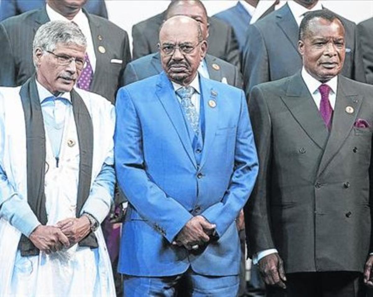 Omar al Bashir (en el centro), en la foto con los líderes africanos en la cumbre de la UA, en Johannesburgo.