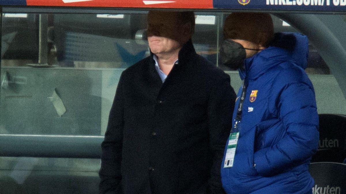 Koeman, semioculto en la sombra, junto a su ayudante Alfred Schreuder. Koeman, semioculto en la sombra, junto a su ayudante Alfred Schreuder.