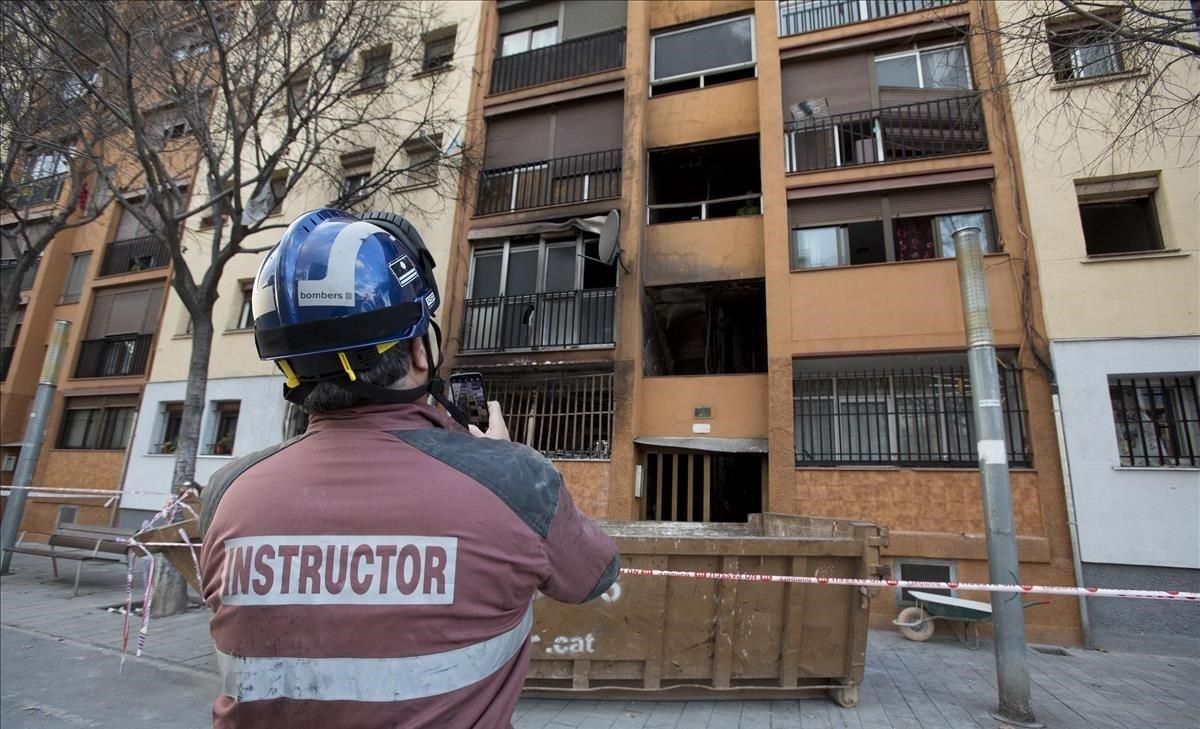Un miembro del equipo de investigación de bomberos examinan el edificio del barrio de Sant Roc de Badalona donde el día 5 se produjo un incendio con tres personas muertas. Un miembro del equipo de investigación de bomberos examinan el edificio del barrio de Sant Roc de Badalona donde el día 5 se produjo un incendio con tres personas muertas.