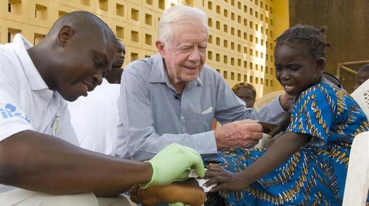 Jimmy Carter, en una campaña de control de la enfermedad de la lombriz de Guinea en el Hospital Savelugu, en Ghana. Jimmy Carter, en una campaña de control de la enfermedad de la lombriz de Guinea en el Hospital Savelugu, en Ghana.