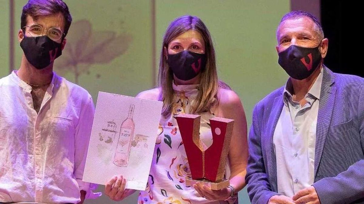 Entrega del premio Vinari Gran Or a Masia Freyé Syrah Sumoll 2020, de Vallformosa (DO Penedès). Entrega del premio Vinari Gran Or a Masia Freyé Syrah Sumoll 2020, de Vallformosa (DO Penedès).