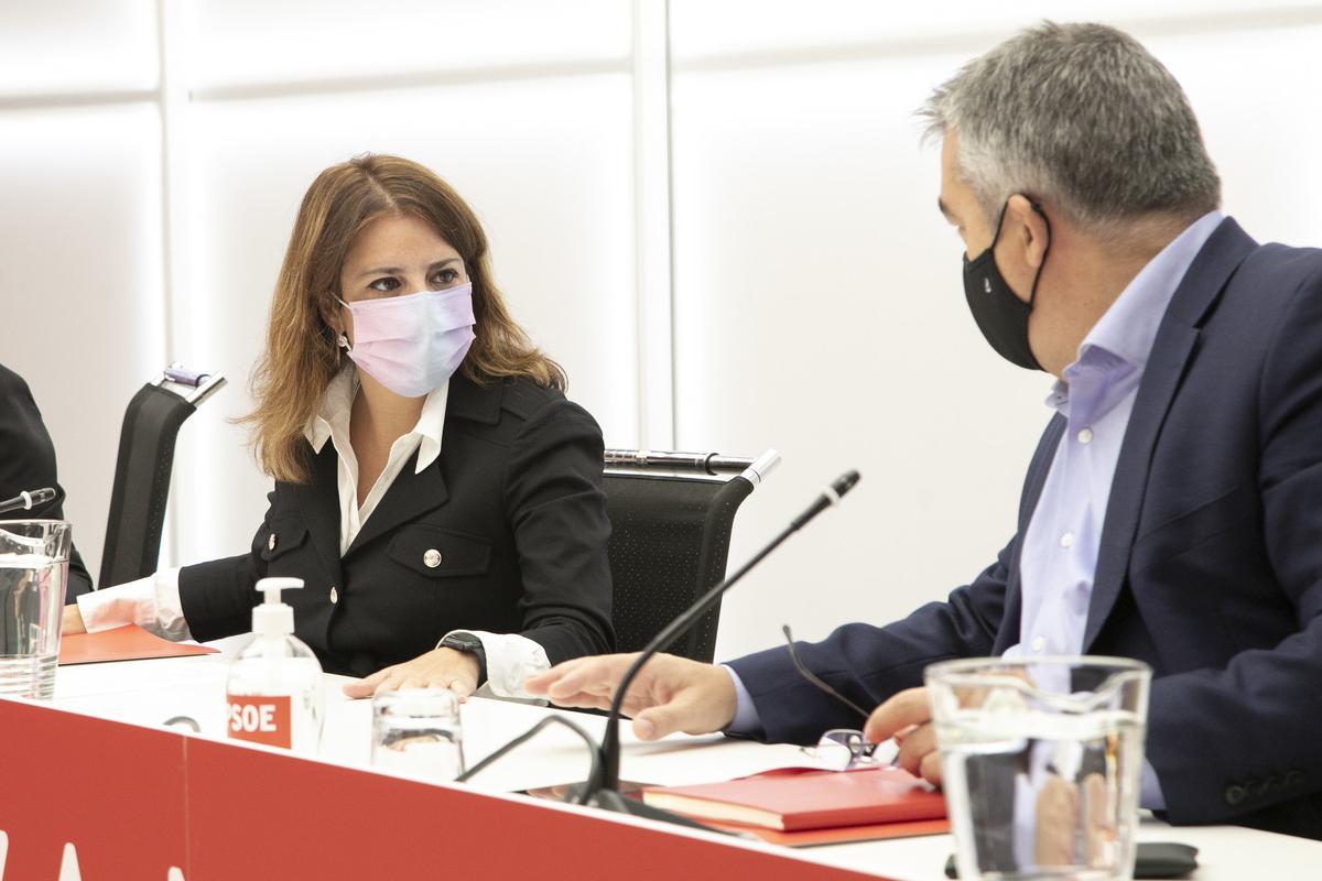 La vicesecretaria general del PSOE, Adriana Lastra, conversa con el secretario de Organización, Santos Cerdán, durante la reunión de la ejecutiva permanente del PSOE, este 27 de septiembre de 2021 en Ferraz.
