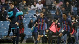 Balde y Pedri corren para felicitar a Gavi tras el 0-1 al Madrid en la final de la Supercopa de España.