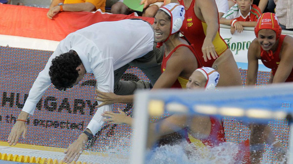 Las jugadoras de la selección española de waterpolo lanzan a Miki Oca a la piscina tras proclamarse campeonas de Europa en Budapest.