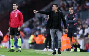 Xavi da instrucciones a sus jugadores durante el derbi ante el Espanyol en el Camp Nou.