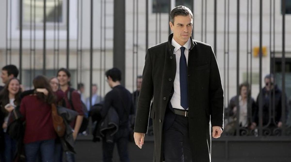 Pedro Sánchez, llega al Congreso de los Diputados. 
