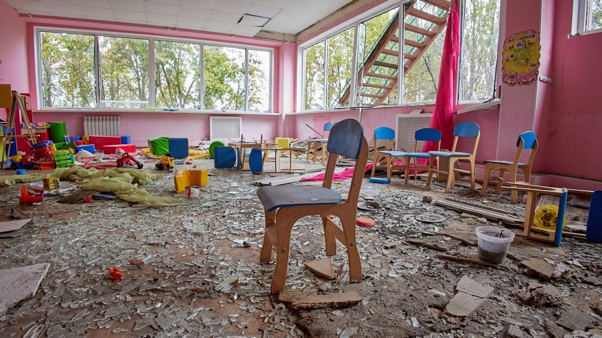 Un jardín de infancia dañado, en el pueblo recientemente recuperado de Lyptsi, cerca de la frontera con Rusia, región de Kharkiv, noreste de Ucrania.