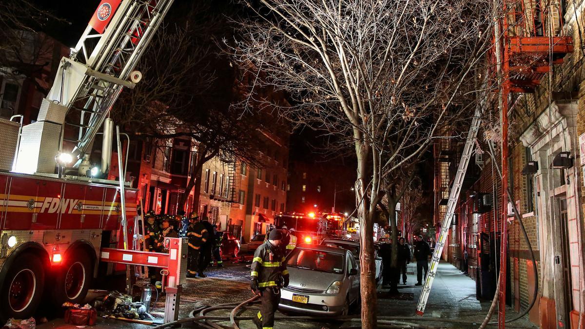 Un nen provoca el pitjor incendi a Nova York de les últimes dècades
