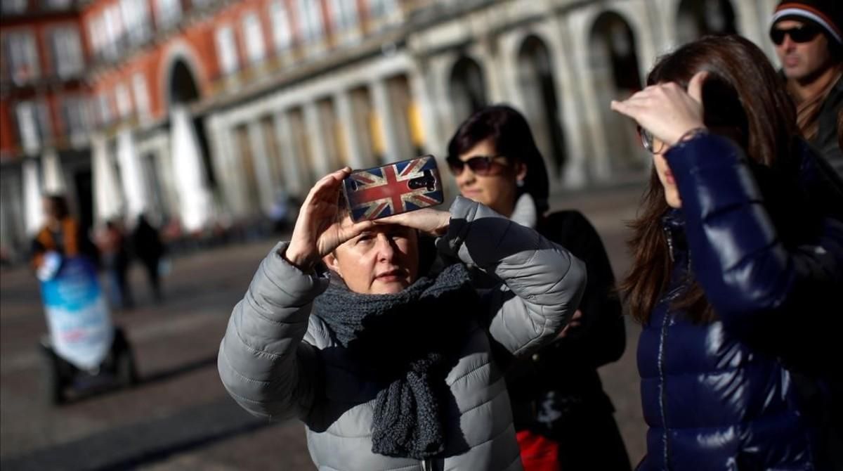 Turistas en la plaza Mayor de Madrid. Turistas en la plaza Mayor de Madrid.