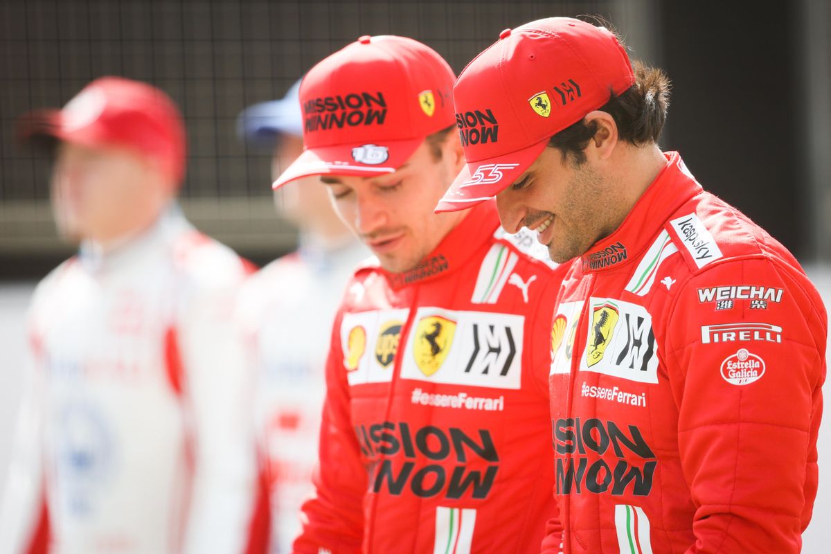 Carlos Sainz, en primer término, pasea dialogando con su nuevo compañero, el monegasco Charles Leclerc. Carlos Sainz, en primer término, pasea dialogando con su nuevo compañero, el monegasco Charles Leclerc.