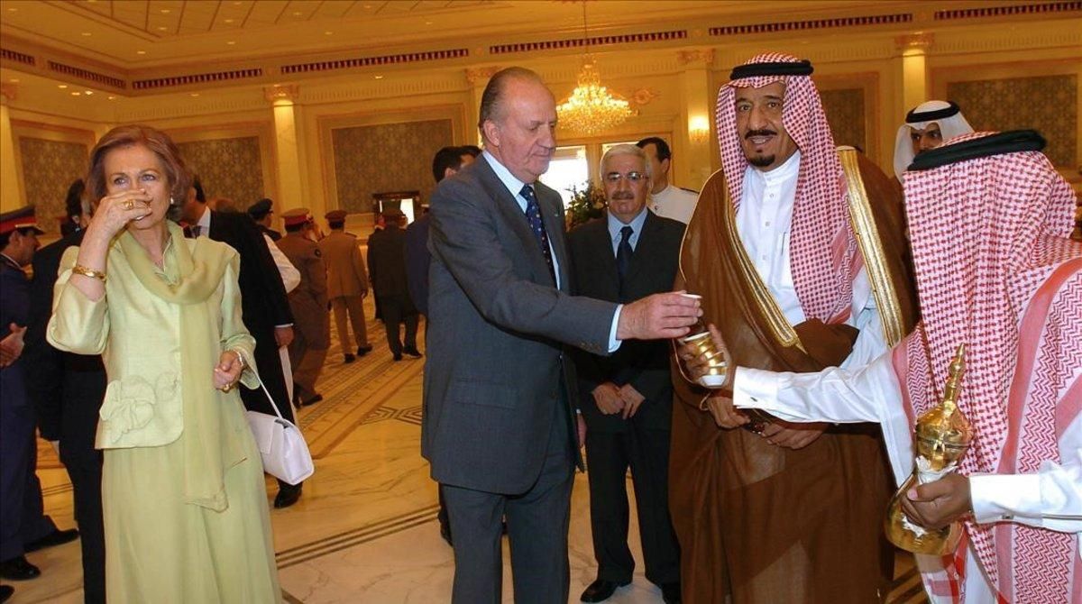 Juan Carlos I, junto al príncipe saudí Sultán bin Abdulaziz, en abril del 2006 en Riad. Juan Carlos I, junto al príncipe saudí Sultán bin Abdulaziz, en abril del 2006 en Riad.