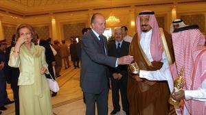 Juan Carlos I, junto al príncipe saudí Sultán bin Abdulaziz, en abril del 2006 en Riad.  