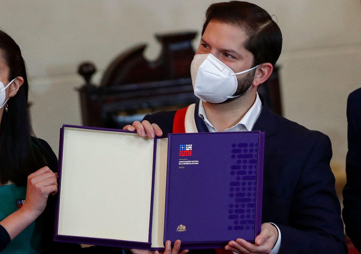 El presidente de Chile, Gabriel Boric, sostiene un ejemplar de la propuesta de Constitución. El presidente de Chile, Gabriel Boric, sostiene un ejemplar de la propuesta de Constitución.