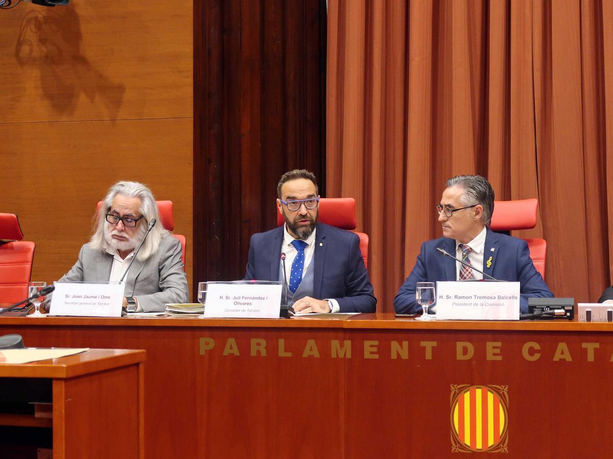 El ’conseller’ de Territori, Juli Fernàndez, comparece en el Parlament. El ’conseller’ de Territori, Juli Fernàndez, comparece en el Parlament.