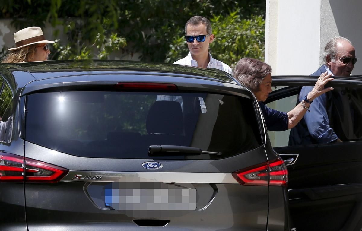 El rey Felipe, su hermana, la infanta Elena y sus padres, la reina Sofía y el rey Juan Carlos, a su llegada al chalet de la infanta Pilar en la urbanización Sol de Mallorca, donde ha celebrado un almuerzo por su 80º cumpleaños. El rey Felipe, su hermana, la infanta Elena y sus padres, la reina Sofía y el rey Juan Carlos, a su llegada al chalet de la infanta Pilar en la urbanización Sol de Mallorca, donde ha celebrado un almuerzo por su 80º cumpleaños.
