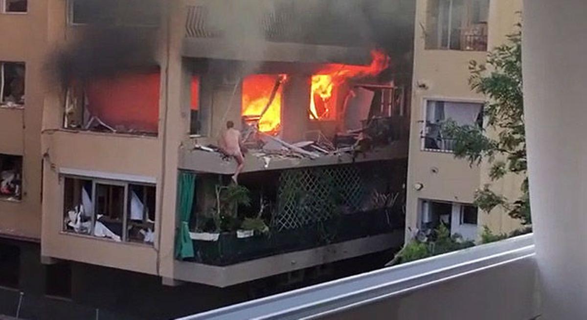 La expareja de la mujer fallecida en la explosión de Premià intenta escapar del incendio refugiándose en el balcón.