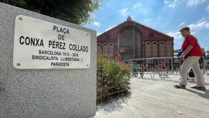 La placa que da nombre a la plaza, en la que, en realidad, no cabe toda la trayectoria de Conxa Pérez, pero se subraya lo crucial, libertaria y paradista.