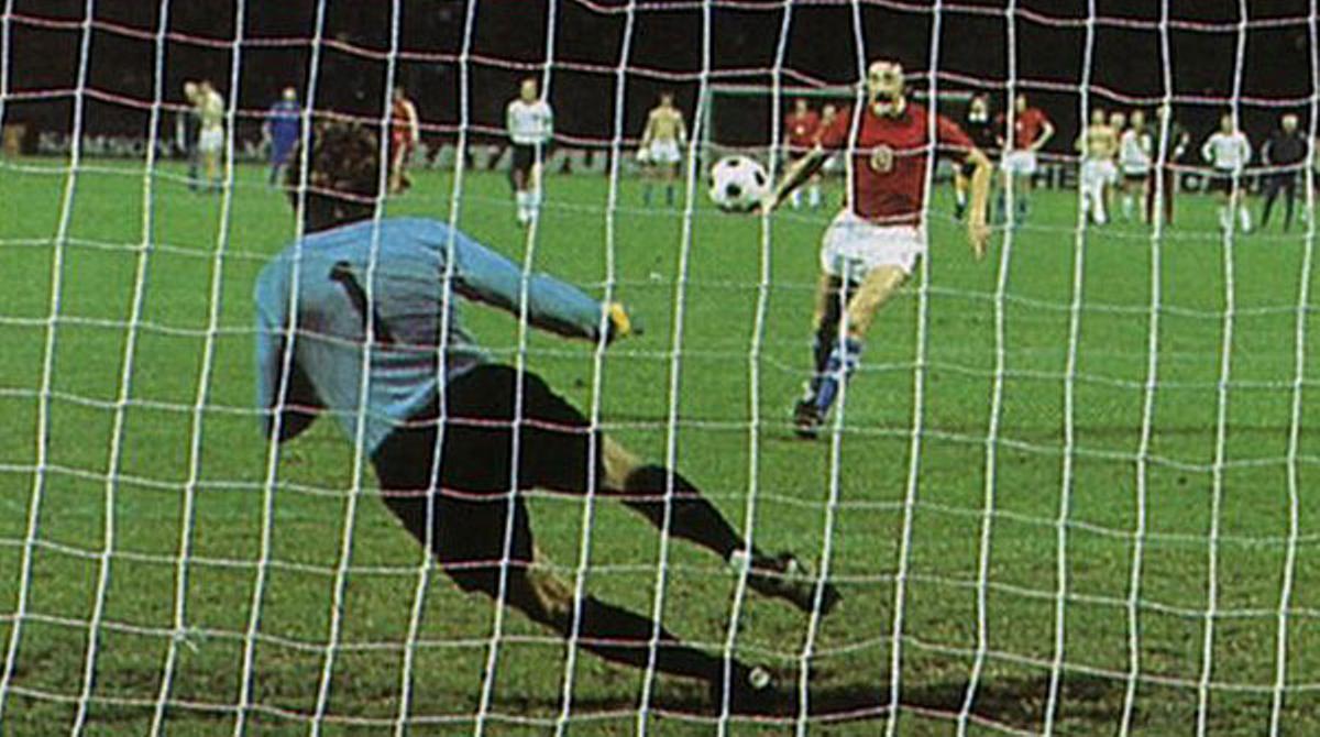 Imatges del penal tirat per Panenka i que va donar  la victòria a Txecoslovàquia en la final de l’Eurocopa de futbol de 1976 contra la selecció d’Alemanya Federal.