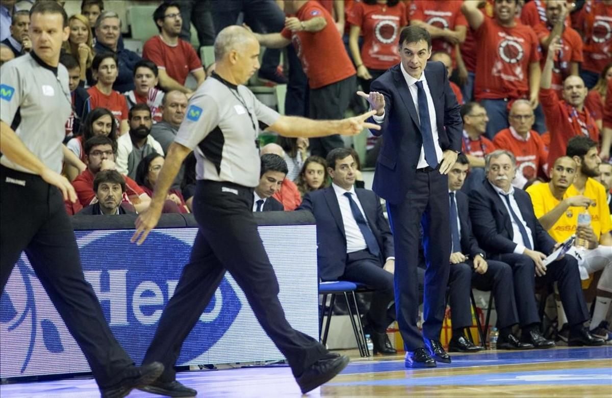 Bartzokas pide explicaciones a los árbitros en el partido de Murcia Bartzokas pide explicaciones a los árbitros en el partido de Murcia