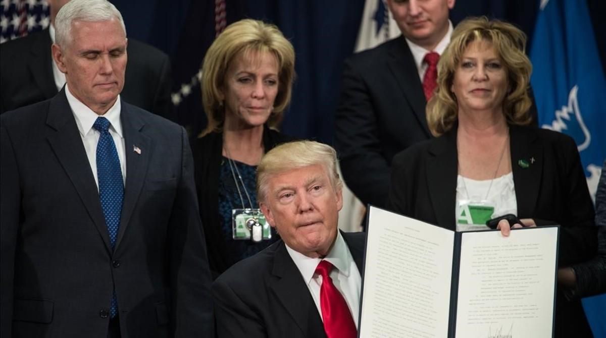 Trump muestra la orden ejecutiva para iniciar el proyecto del muro fronterizo con México, en Washington, este miércoles. Trump muestra la orden ejecutiva para iniciar el proyecto del muro fronterizo con México, en Washington, este miércoles.