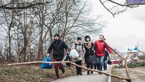 Una familia huye de la ciudad de Irpin, en Ucrania