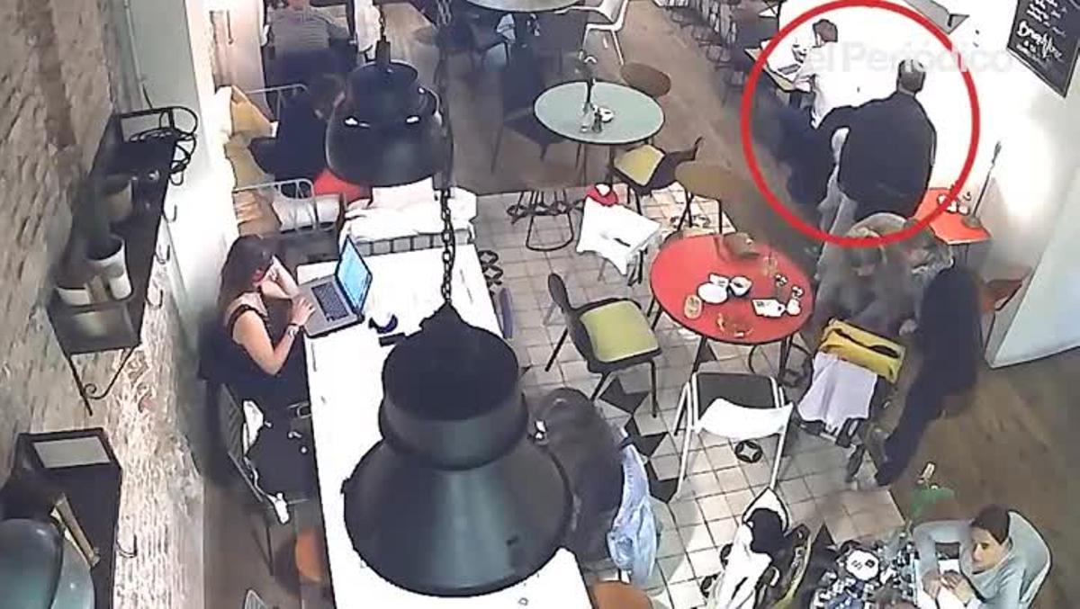 Un carterista entra en una cafetería de Barcelona, se sienta tras un cliente, simula rebuscar en su chaqueta pero en realidad le roba la cartera a la víctima que está a su espalda. 
