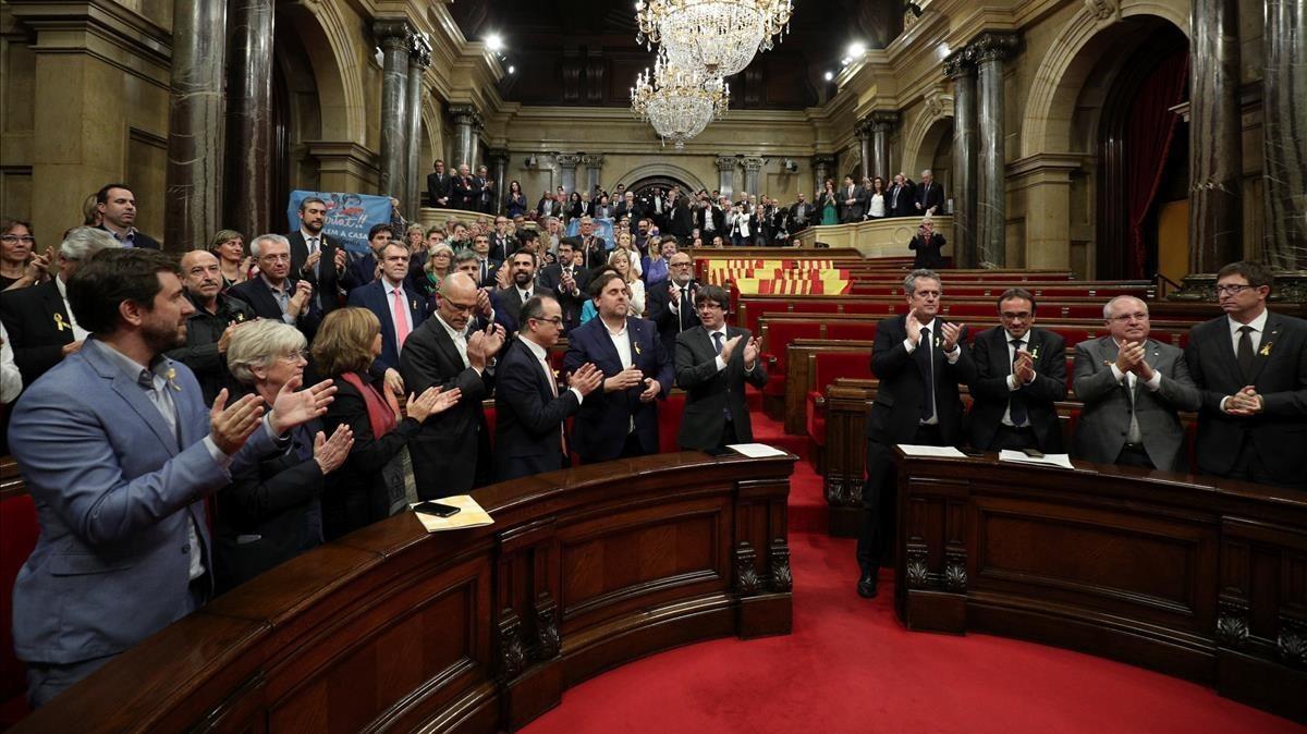 El president Carles Puigdemont y los consellers en el hemiciclo tras la declaración de independencia.
