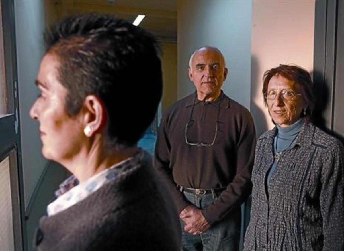 Teresa Gol y Gustavo Subirats, de Derecho a Morir Dignamente, junto a Nuria (de perfil), en Barcelona.