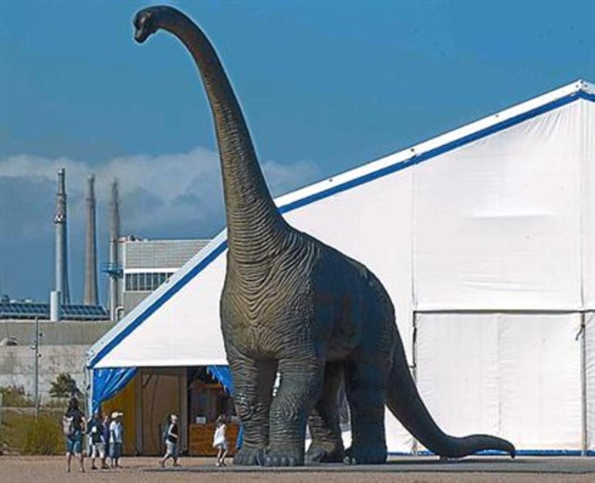 El ’brachiosaurus’, en la entrada de la exposición, ayer.